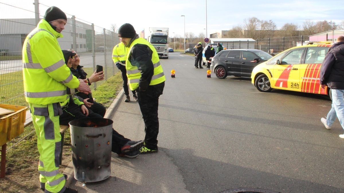 Blockade vor LidlZentrallager in Gera Blockade löst sich am Abend auf