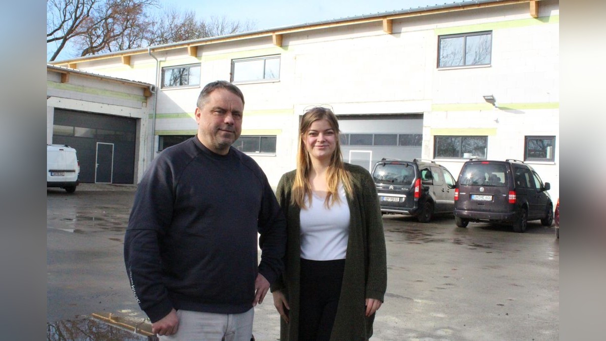 Andy Niebergall und Tochter Anabel an der neuen Produktionsstätte der Treppenbau GmbH, die nach dem Brand in Bothenheilingen am Ortsrand wieder aufgebaut wird.