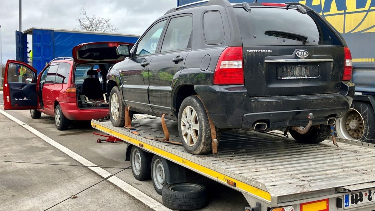 Großkontrolle der Autobahnpolizei auf dem Rastplatz Eichelborn (A4). Dabei wurde mehreren Fahrzeugen die Weiterfahrt untersagt. Dieses Fahrzeuggespann musste wegen des überladenen und defekten Anhängers stehen bleiben.