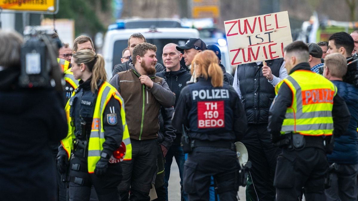 Demonstration unweit des Viba-Werks in Seligenthal vor der Ankunft von Bundeswirtschaftsminister Robert Habeck (Grüne)