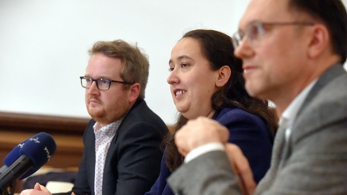 Malte Wasem und Christine Exel haben die Werkleitung des Erfurter Thetaers übernommen. Rechts im Bild: der Kulturbeigeordnete Tobias Knoblich.