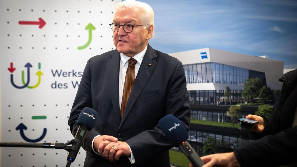 Bundespräsident Frank-Walter Steinmeier besucht am 22. Februar 2024 im Rahmen der ‚Werkstatt des Wandels‘-Reihe das Fraunhofer-Institut für Angewandte Optik und Feinmechanik IOF sowie die Carl Zeiss AG in Jena.