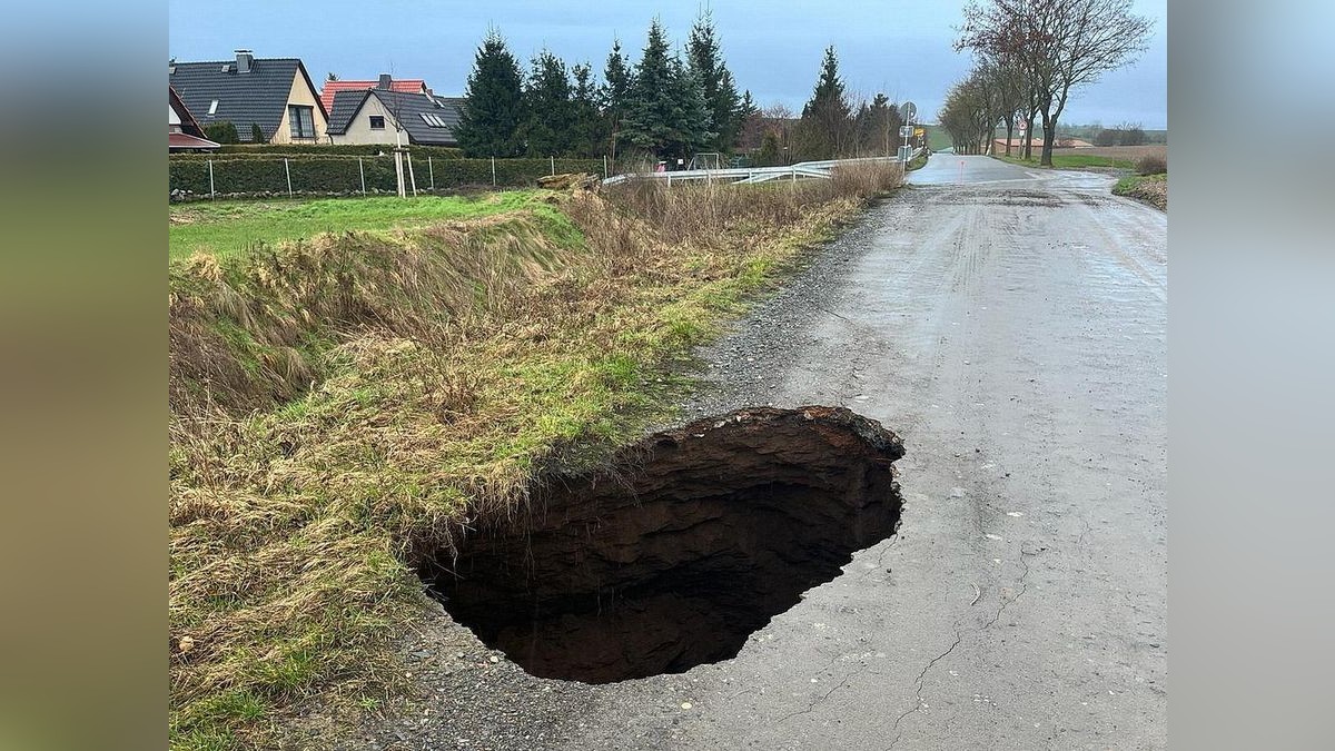 Das etwa zweieinhalb Meter tiefe Loch bildete sich auf einem Wirtschaftsweg in Ichstedt (Kyffhäuserkreis).