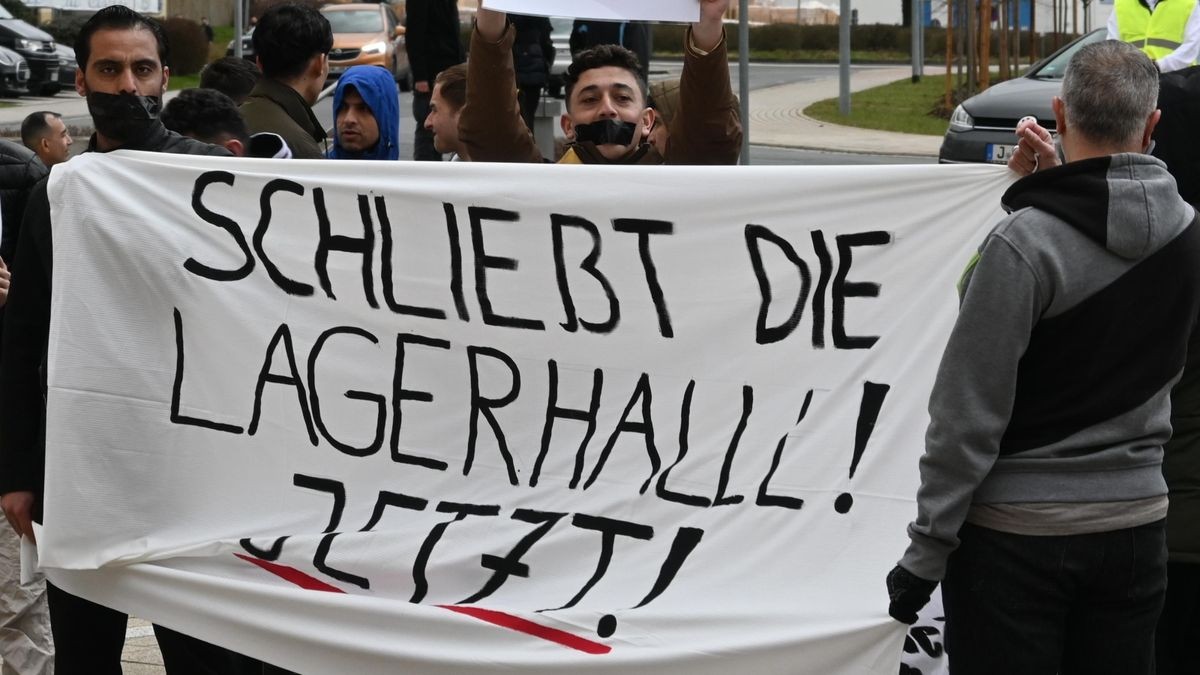 Am 22. Februar demonstrierten Flüchtlinge und Unterstützer vor dem Hermsdorfer Stadthaus für die Schließung der Flüchtlingsunterkunft in Hermsdorf.