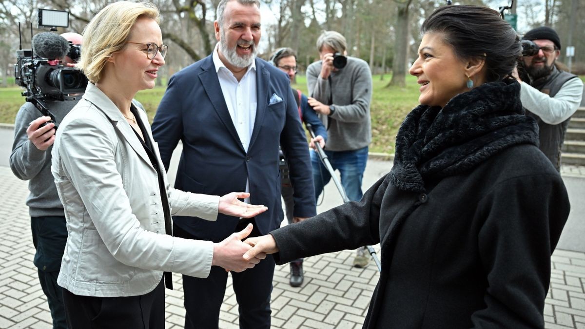 Sahra Wagenknecht, Steffen Schütz, Unternehmer (Bildmitte) und Katja Wolf, Oberbürgermeisterin von Eisenach, begrüßen sich vor einer Pressekonferenz zur Vorstellung der Kampagne von Wagenknechts neuer Partei „Bündnis Sahra Wagenknecht“ für die Landtagswahl am 1. September in Thüringen.