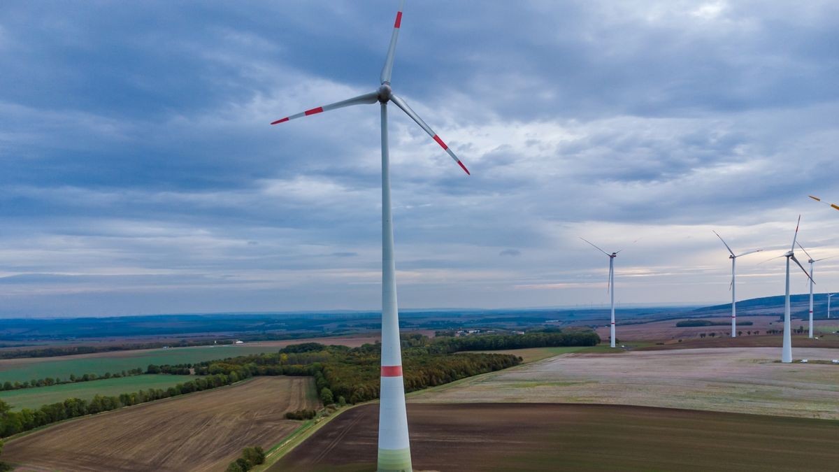 Windkraftanlagen sind imposant. Gefallen finden trotzdem viele nicht an ihnen. Besonders wenn sie zu nahe an den Ortsbebauungen stehen.