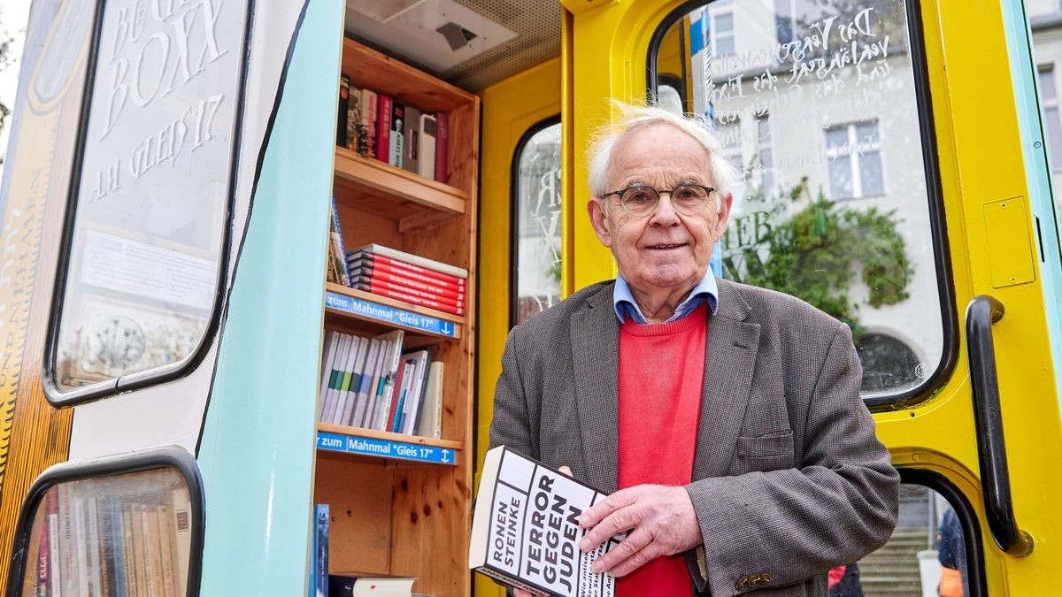 Konrad Kutt, Initiator und Betreiber der Bücherbox, freut sich über den Wiederaufbau der kleinen Lesestätte am S-Bahnhof Grunewald. Die alte war im Sommer 2023 bei einem Brandanschlag zerstört worden.