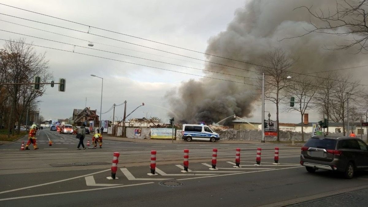 Nicht zum ersten Mal brannte es auf dem Gelände des ehemaligen Schlachthofes. Am 26. November 2021 stand beispielsweise eine Lagerhalle in Flammen (Archivbild).