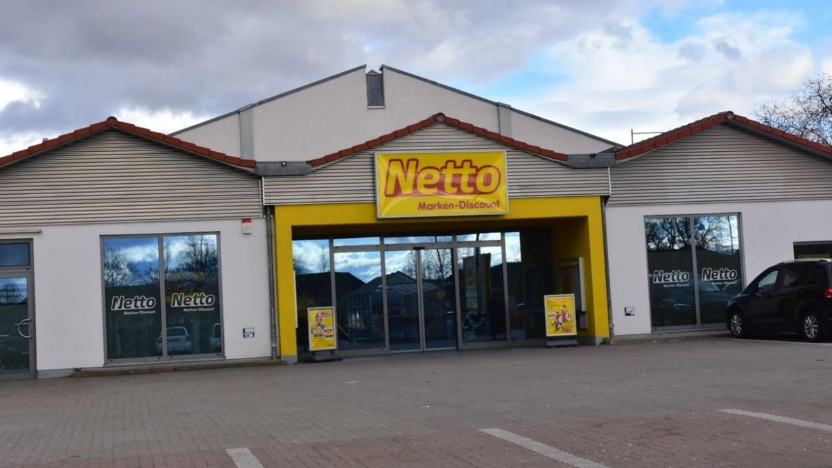 Ein maskierter Täter hat am Freitagabend den Netto-Markt in der Dietrich-Bonhoeffer-Straße in Wolfenbüttel ausgeraubt.