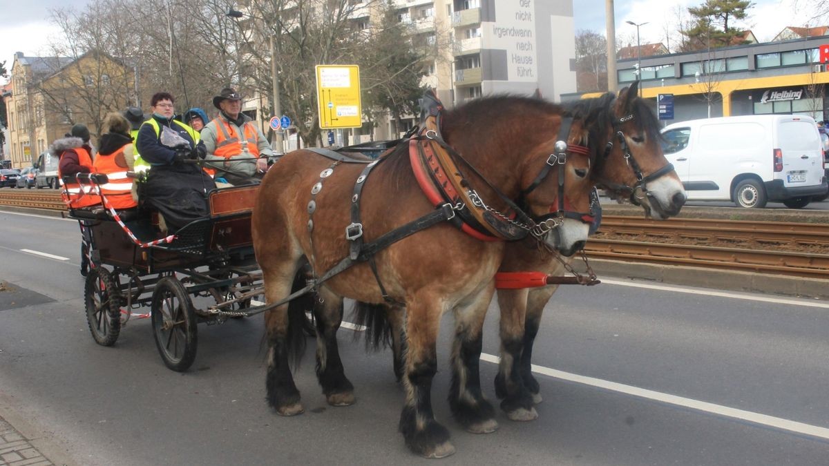 Etwa 50 Reiter hoch zu Ross sowie eine Kutsche sind am Samstag durch Gotha gezogen. Begleitet von Fußgängern, Traktor an der Spitze und am Ende des Trosses wollen sie die Proteste der Bauern gegen die Agrarpolitik der Bundesregierung unterstützen. Der Demonstrationszug von der Stadthalle über Gartenstraße, Hauptmarkt zurück zur Stadthalle stand unter dem Motto: 