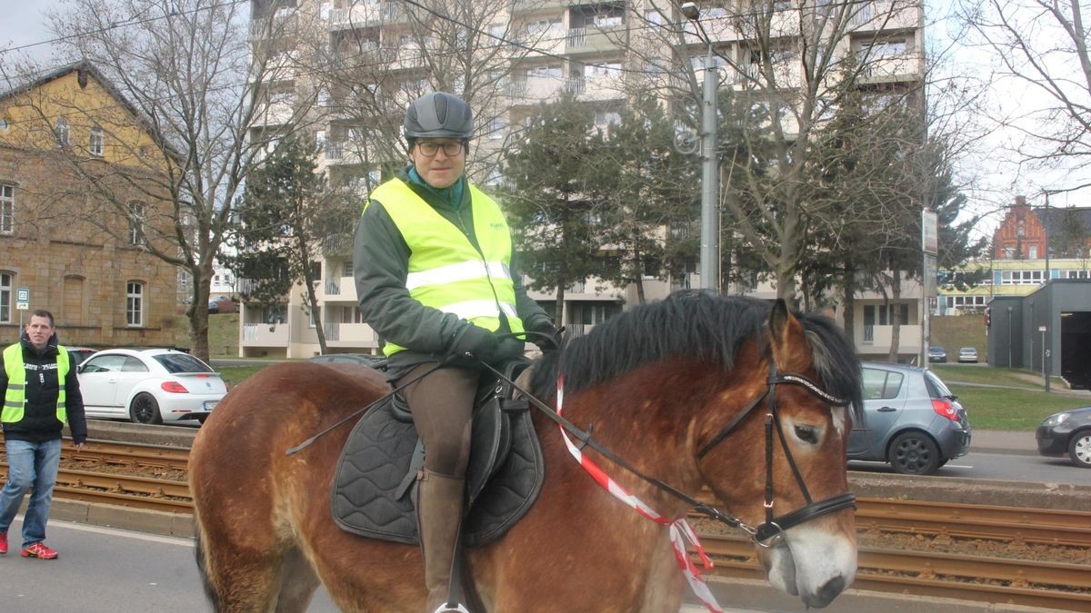 Etwa 50 Reiter hoch zu Ross sowie eine Kutsche sind am Samstag durch Gotha gezogen. Begleitet von Fußgängern, Traktor an der Spitze und am Ende des Trosses wollen sie die Proteste der Bauern gegen die Agrarpolitik der Bundesregierung unterstützen. Der Demonstrationszug von der Stadthalle über Gartenstraße, Hauptmarkt zurück zur Stadthalle stand unter dem Motto: 