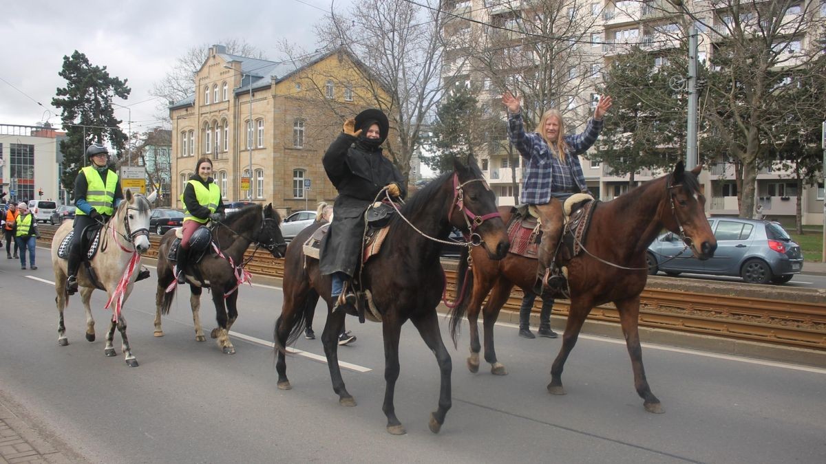 Etwa 50 Reiter hoch zu Ross sowie eine Kutsche sind am Samstag durch Gotha gezogen. Begleitet von Fußgängern, Traktor an der Spitze und am Ende des Trosses wollen sie die Proteste der Bauern gegen die Agrarpolitik der Bundesregierung unterstützen. Der Demonstrationszug von der Stadthalle über Gartenstraße, Hauptmarkt zurück zur Stadthalle stand unter dem Motto: 