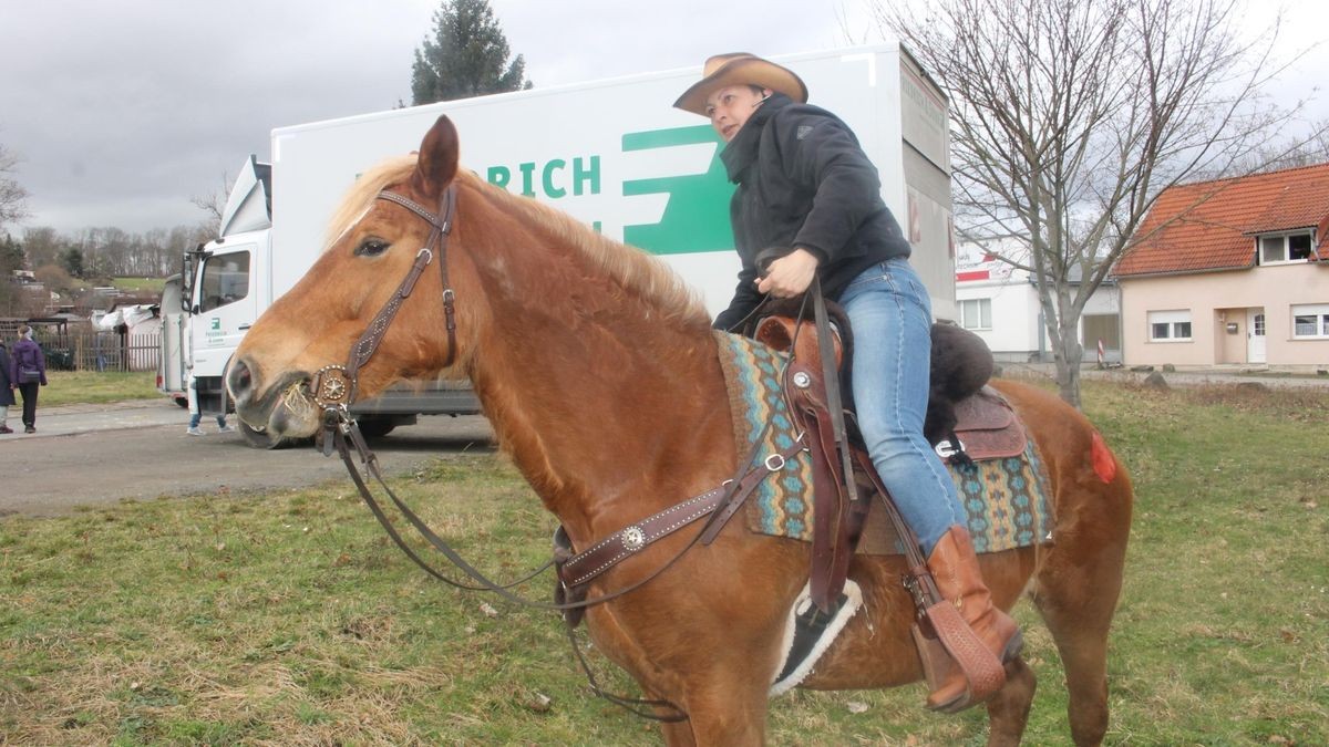 Etwa 50 Reiter hoch zu Ross sowie eine Kutsche sind am Samstag durch Gotha gezogen. Begleitet von Fußgängern, Traktor an der Spitze und am Ende des Trosses wollen sie die Proteste der Bauern gegen die Agrarpolitik der Bundesregierung unterstützen. Der Demonstrationszug von der Stadthalle über Gartenstraße, Hauptmarkt zurück zur Stadthalle stand unter dem Motto: 