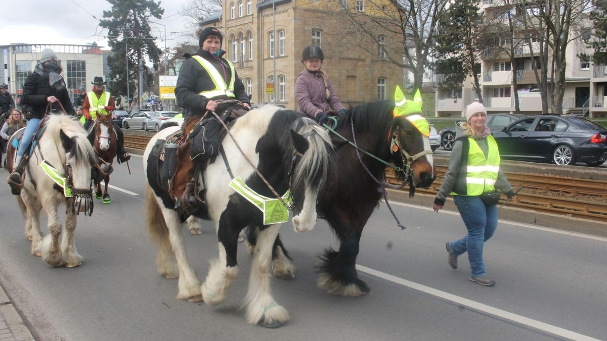 Etwa 50 Reiter hoch zu Ross sowie eine Kutsche sind am Samstag durch Gotha gezogen. Begleitet von Fußgängern, Traktor an der Spitze und am Ende des Trosses wollen sie die Proteste der Bauern gegen die Agrarpolitik der Bundesregierung unterstützen. Der Demonstrationszug von der Stadthalle über Gartenstraße, Hauptmarkt zurück zur Stadthalle stand unter dem Motto: 