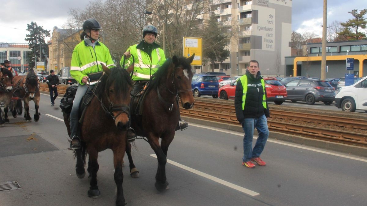 Etwa 50 Reiter hoch zu Ross sowie eine Kutsche sind am Samstag durch Gotha gezogen. Begleitet von Fußgängern, Traktor an der Spitze und am Ende des Trosses wollen sie die Proteste der Bauern gegen die Agrarpolitik der Bundesregierung unterstützen. Der Demonstrationszug von der Stadthalle über Gartenstraße, Hauptmarkt zurück zur Stadthalle stand unter dem Motto: 