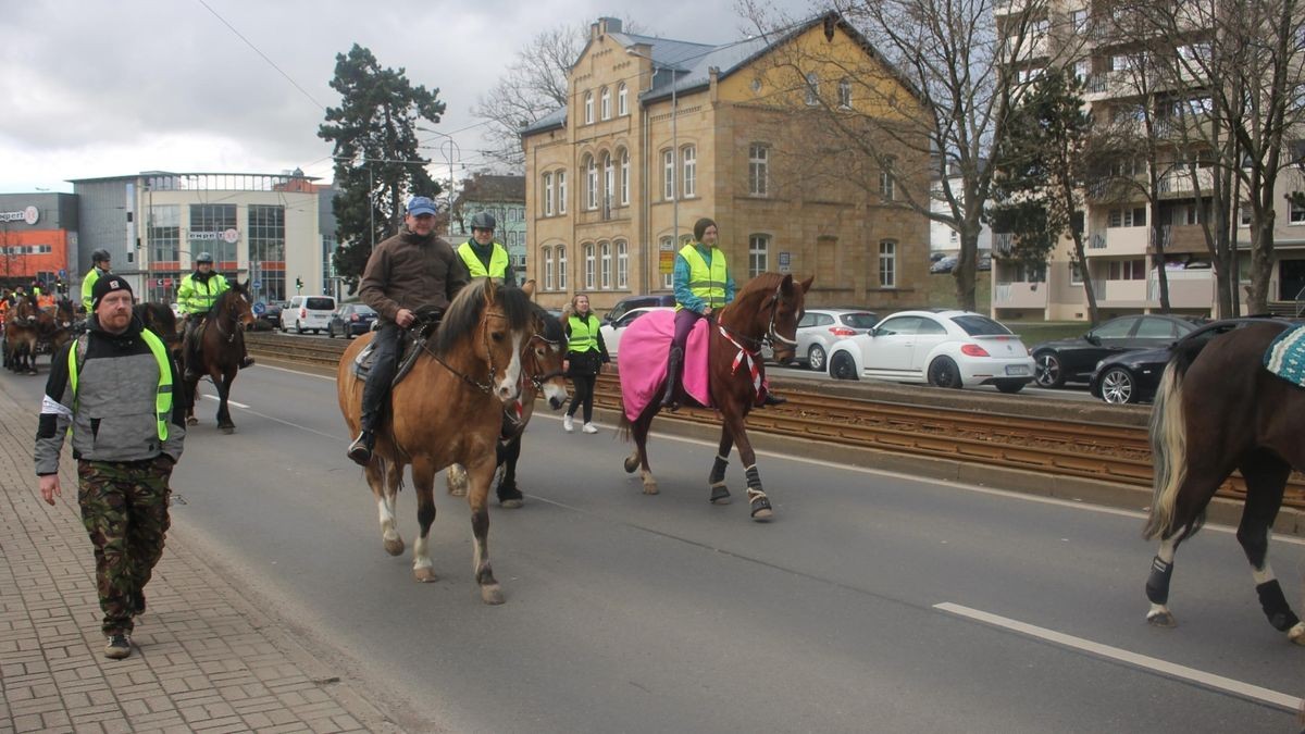 Etwa 50 Reiter hoch zu Ross sowie eine Kutsche sind am Samstag durch Gotha gezogen. Begleitet von Fußgängern, Traktor an der Spitze und am Ende des Trosses wollen sie die Proteste der Bauern gegen die Agrarpolitik der Bundesregierung unterstützen. Der Demonstrationszug von der Stadthalle über Gartenstraße, Hauptmarkt zurück zur Stadthalle stand unter dem Motto: 