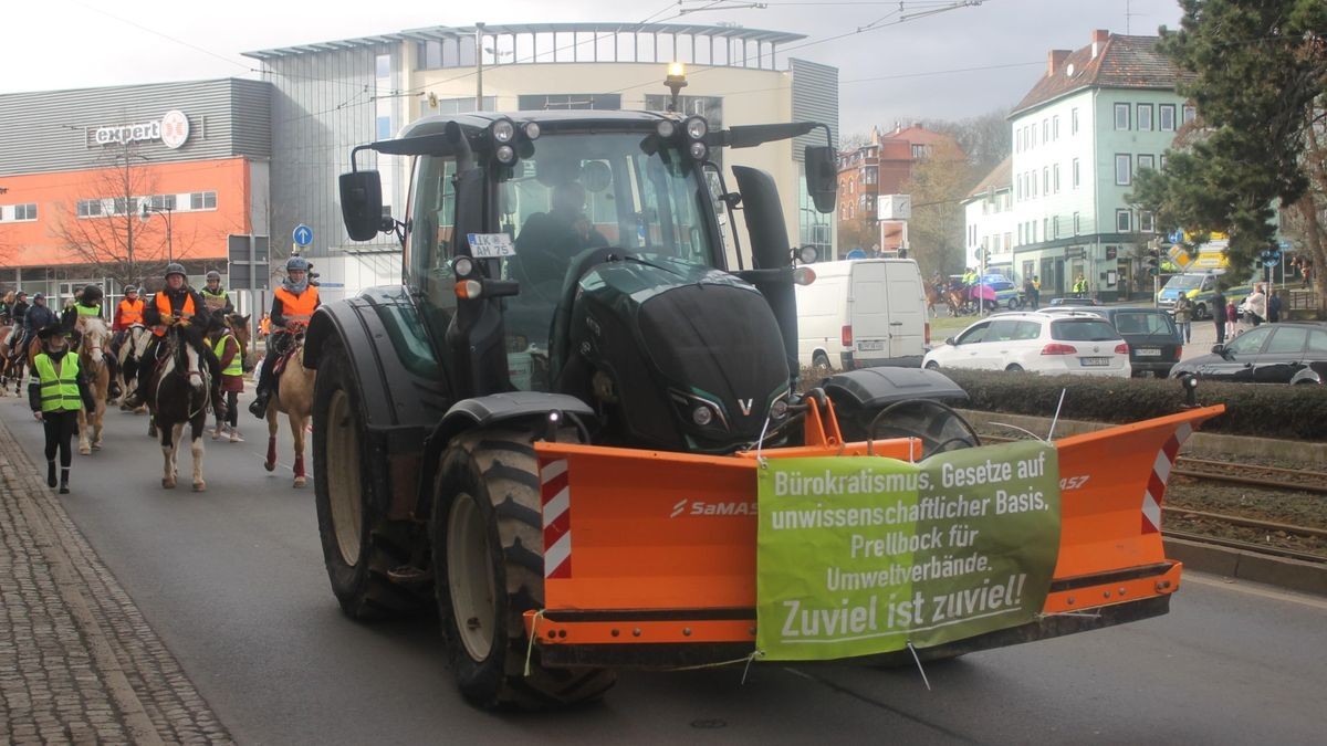 Etwa 50 Reiter hoch zu Ross sowie eine Kutsche sind am Samstag durch Gotha gezogen. Begleitet von Fußgängern, Traktor an der Spitze und am Ende des Trosses wollen sie die Proteste der Bauern gegen die Agrarpolitik der Bundesregierung unterstützen. Der Demonstrationszug von der Stadthalle über Gartenstraße, Hauptmarkt zurück zur Stadthalle stand unter dem Motto: 