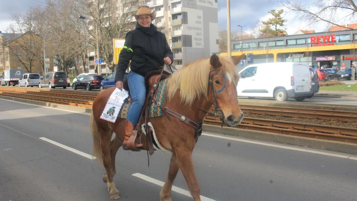 Etwa 50 Reiter hoch zu Ross sowie eine Kutsche sind am Samstag durch Gotha gezogen. Begleitet von Fußgängern, Traktor an der Spitze und am Ende des Trosses wollen sie die Proteste der Bauern gegen die Agrarpolitik der Bundesregierung unterstützen. Der Demonstrationszug von der Stadthalle über Gartenstraße, Hauptmarkt zurück zur Stadthalle stand unter dem Motto: 