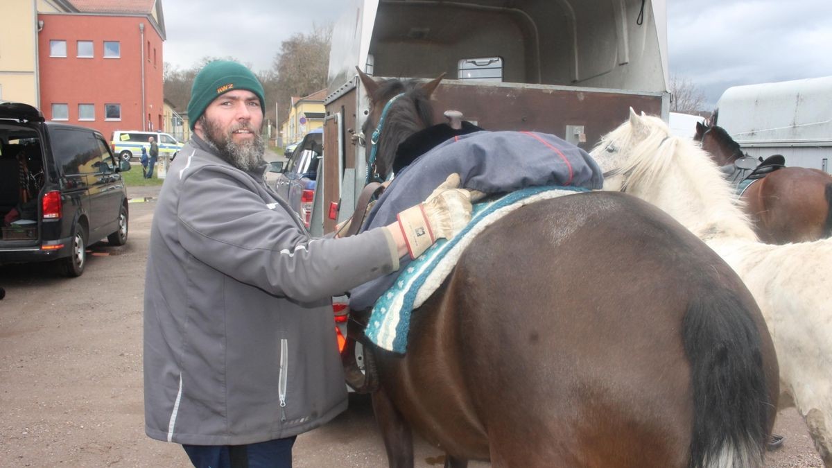 Etwa 50 Reiter hoch zu Ross sowie eine Kutsche sind am Samstag durch Gotha gezogen. Begleitet von Fußgängern, Traktor an der Spitze und am Ende des Trosses wollen sie die Proteste der Bauern gegen die Agrarpolitik der Bundesregierung unterstützen. Der Demonstrationszug von der Stadthalle über Gartenstraße, Hauptmarkt zurück zur Stadthalle stand unter dem Motto: 