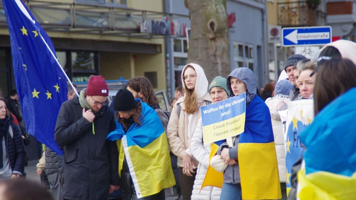 An den Beginn des Krieges in der Ukraine wurde am Sonnabend im Jenaer Stadtzentrum erinnert. Die Gruppe der Ukrainer in Jena konnte neben Jenaer Bürgern zahlreiche Politiker bei der Kundgebung begrüßen. Auch zwei Kriegsversehrte sprachen. Ihnen wurde als Verteidigern der Ukraine besonders gedankt.