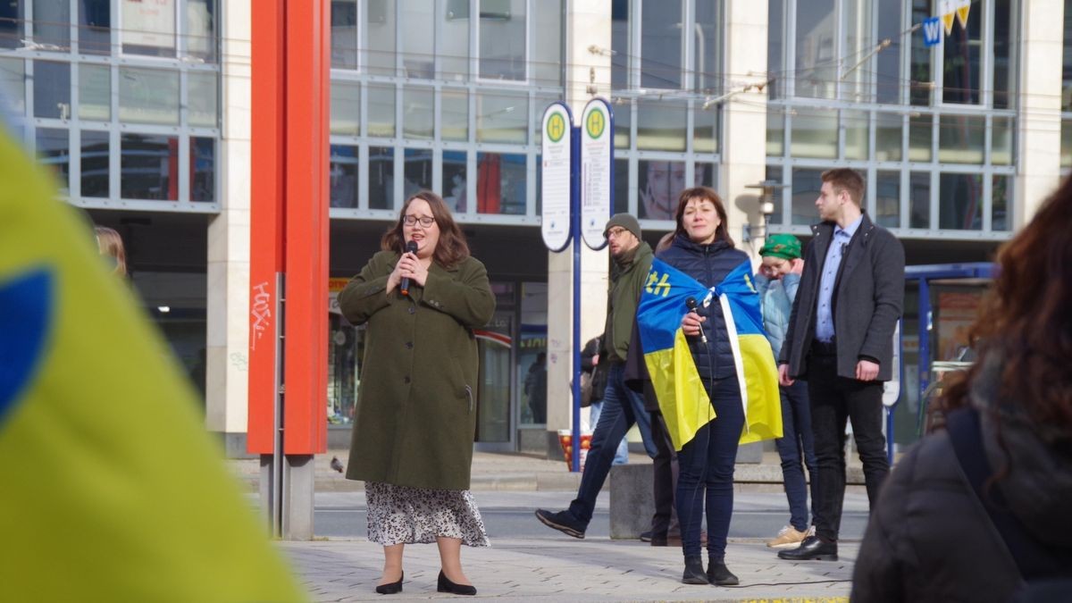 An den Beginn des Krieges in der Ukraine wurde am Sonnabend im Jenaer Stadtzentrum erinnert. Die Gruppe der Ukrainer in Jena konnte neben Jenaer Bürgern zahlreiche Politiker bei der Kundgebung begrüßen. Auch zwei Kriegsversehrte sprachen. Ihnen wurde als Verteidigern der Ukraine besonders gedankt.