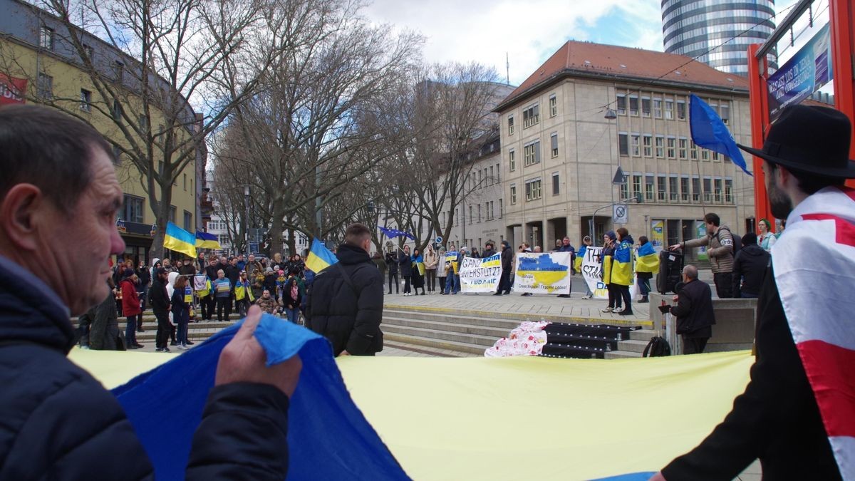 An den Beginn des Krieges in der Ukraine wurde am Sonnabend im Jenaer Stadtzentrum erinnert. Die Gruppe der Ukrainer in Jena konnte neben Jenaer Bürgern zahlreiche Politiker bei der Kundgebung begrüßen. Auch zwei Kriegsversehrte sprachen. Ihnen wurde als Verteidigern der Ukraine besonders gedankt.