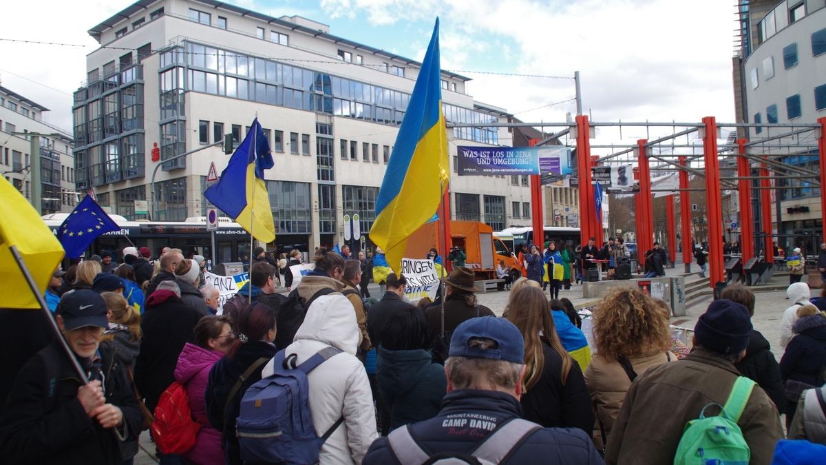 An den Beginn des Krieges in der Ukraine wurde am Sonnabend im Jenaer Stadtzentrum erinnert.