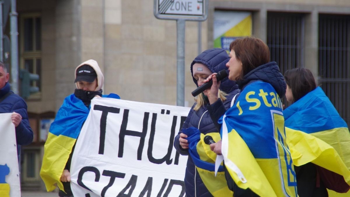 An den Beginn des Krieges in der Ukraine wurde am Sonnabend im Jenaer Stadtzentrum erinnert. Die Gruppe der Ukrainer in Jena konnte neben Jenaer Bürgern zahlreiche Politiker bei der Kundgebung begrüßen. Auch zwei Kriegsversehrte sprachen. Ihnen wurde als Verteidigern der Ukraine besonders gedankt.