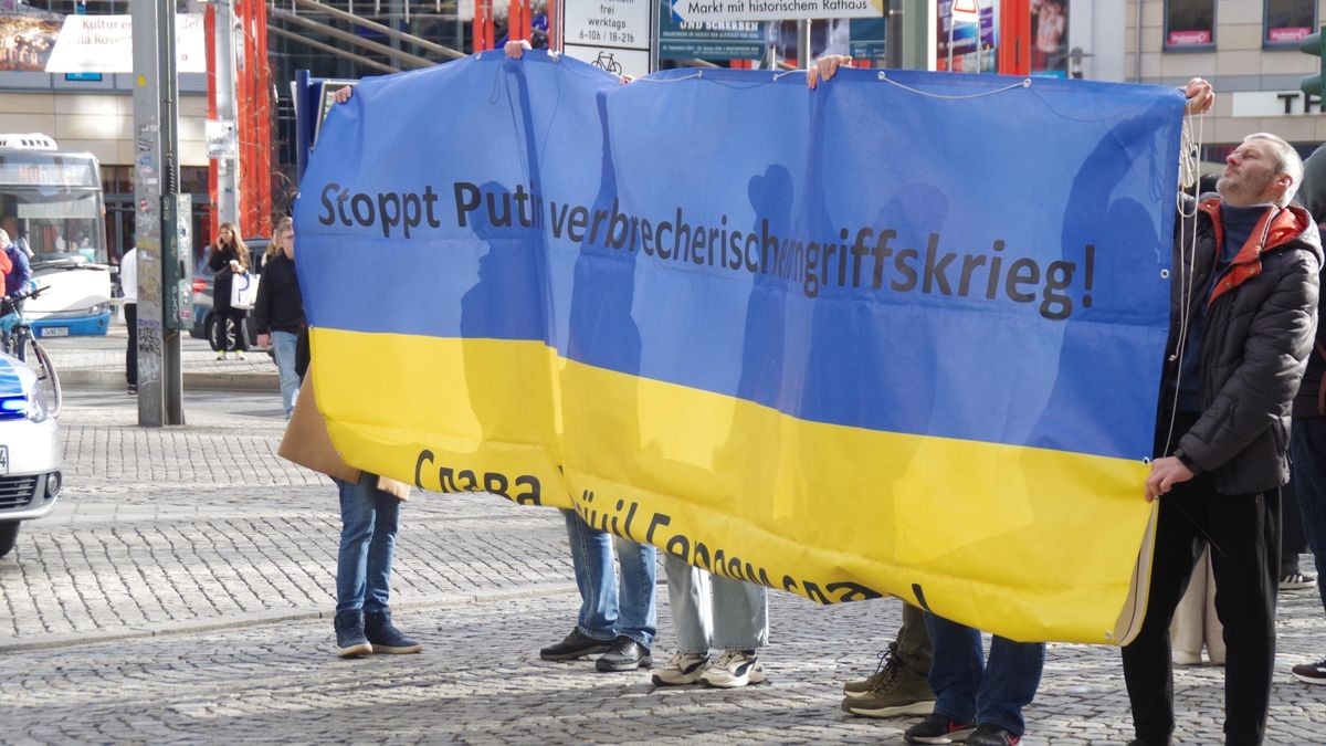 An den Beginn des Krieges in der Ukraine wurde am Sonnabend im Jenaer Stadtzentrum erinnert. Die Gruppe der Ukrainer in Jena konnte neben Jenaer Bürgern zahlreiche Politiker bei der Kundgebung begrüßen. Auch zwei Kriegsversehrte sprachen. Ihnen wurde als Verteidigern der Ukraine besonders gedankt.