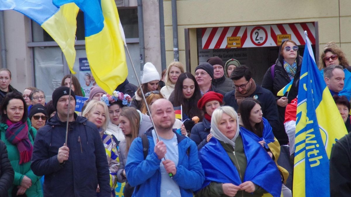 An den Beginn des Krieges in der Ukraine wurde am Sonnabend im Jenaer Stadtzentrum erinnert. Die Gruppe der Ukrainer in Jena konnte neben Jenaer Bürgern zahlreiche Politiker bei der Kundgebung begrüßen. Auch zwei Kriegsversehrte sprachen. Ihnen wurde als Verteidigern der Ukraine besonders gedankt.