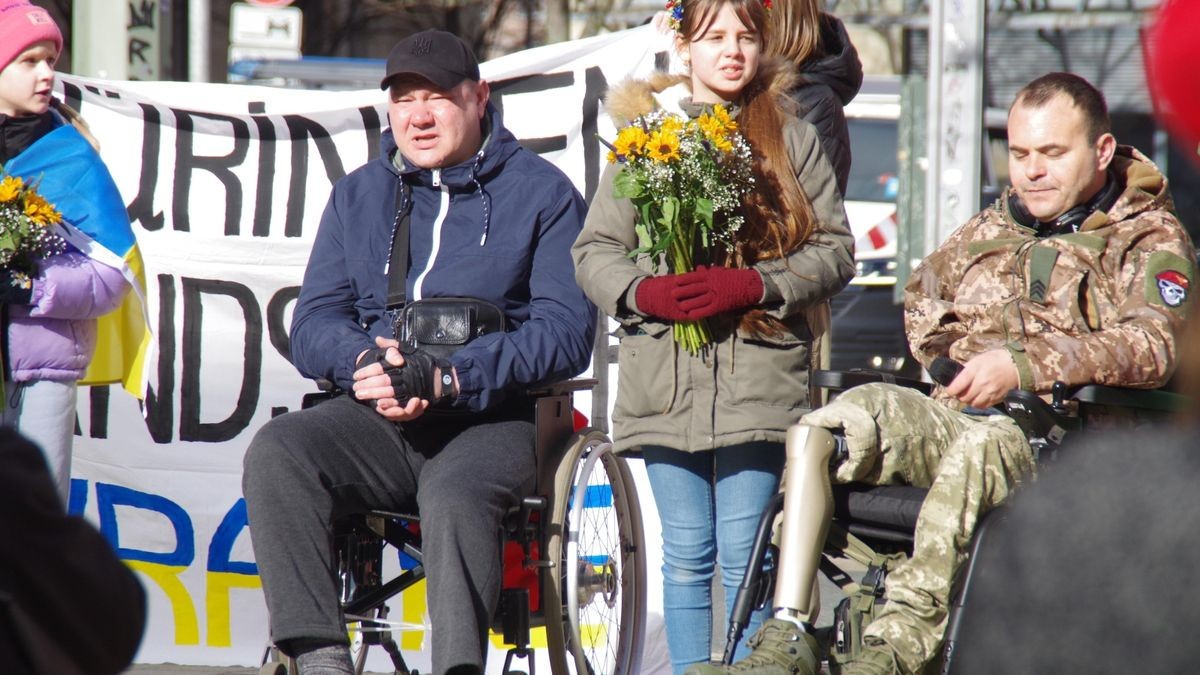 An den Beginn des Krieges in der Ukraine wurde am Sonnabend im Jenaer Stadtzentrum erinnert. Die Gruppe der Ukrainer in Jena konnte neben Jenaer Bürgern zahlreiche Politiker bei der Kundgebung begrüßen. Auch zwei Kriegsversehrte sprachen. Ihnen wurde als Verteidigern der Ukraine besonders gedankt.