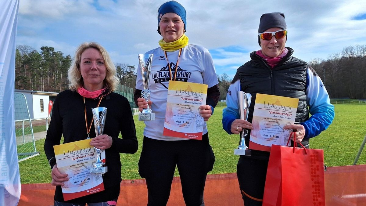 Die drei besten Frauen über 14,4 km: Clara Solcher (Bildmitte) aus Erfurt, Silvia Schäfer (links) aus Niedersachswerfen und Claudia Pflüger aus Reinsdorf.