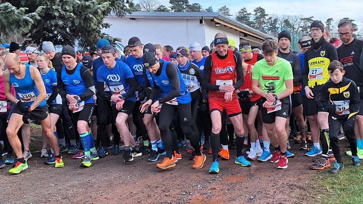 Kurz vorm Start der beiden Hauptrennen des 46. Albert-Kuntz-Laufes in Nordhausen. Im roten Trikot steht der spätere Sieger des 14,4-Kilometer-Laufes (Jens Peter aus Nordhausen) mit der passenden Startnummer 1 in der ersten Reihe.