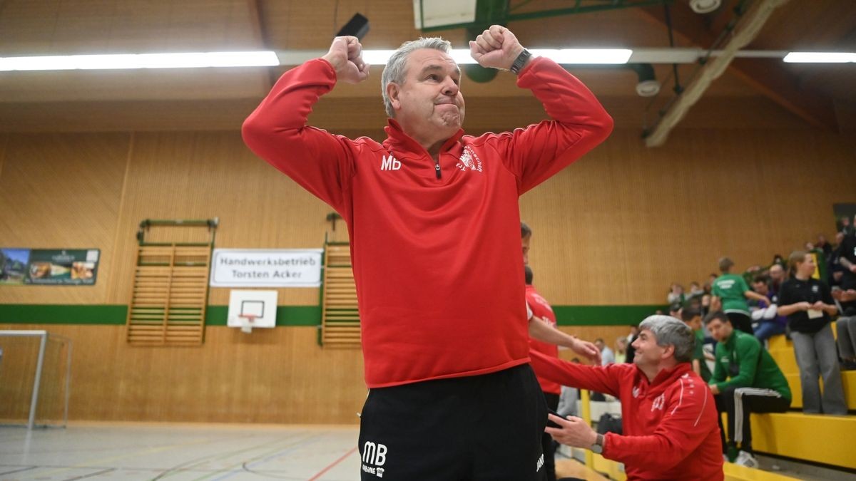 Rot-Weiß-Trainer Martin Busse in Siegerpose.