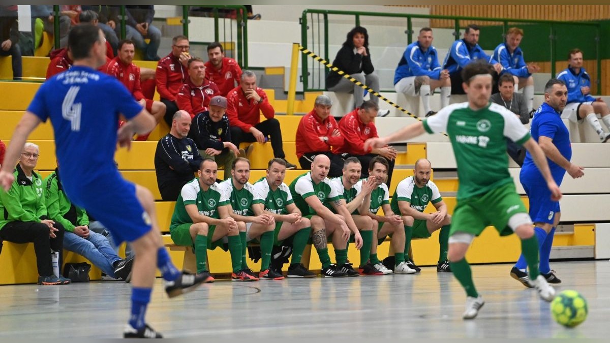 Der 1. Germania-Ilmenau-Cup im Hallenfußball der Alten Herren bot in Ilmenau fast fünf Stunden tollen Oldie-Fußball. Am Ende setzte sich die Traditionsmannschaft des FC Rot-Weiß gegen Chemnitz durch. Wismut Aue wurde Dritter, die Ost-Traditionsmannschaft der DDR Vierter. Gastgeber Germania Ilmenau wurde Sechster, der SV 09 Arnstadt Fünfter.