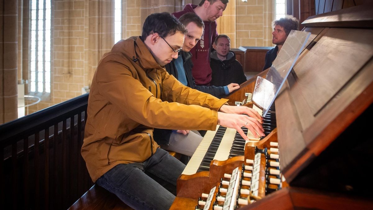 Der Amsterdamer Organist Jos Maters (von links) spielte die sanierte Orgel. Über seine Schulter blickten Kollege Marien Van de Weg, Orgelbauer Lukas Koallick, Alexander Schuke (Chef der Orgelbaufirma) und Mühlhausens Stadtorganist Denny Ph. Wilke.