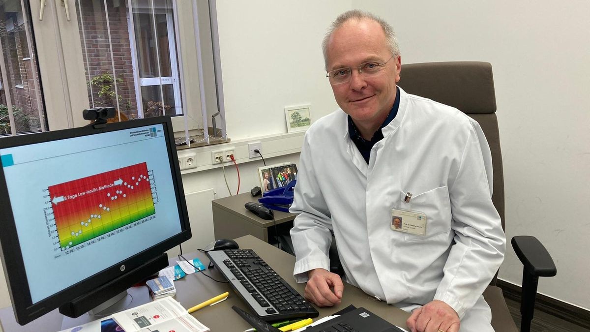 Prof. Dr. Stephan Martin in seinem Büro.