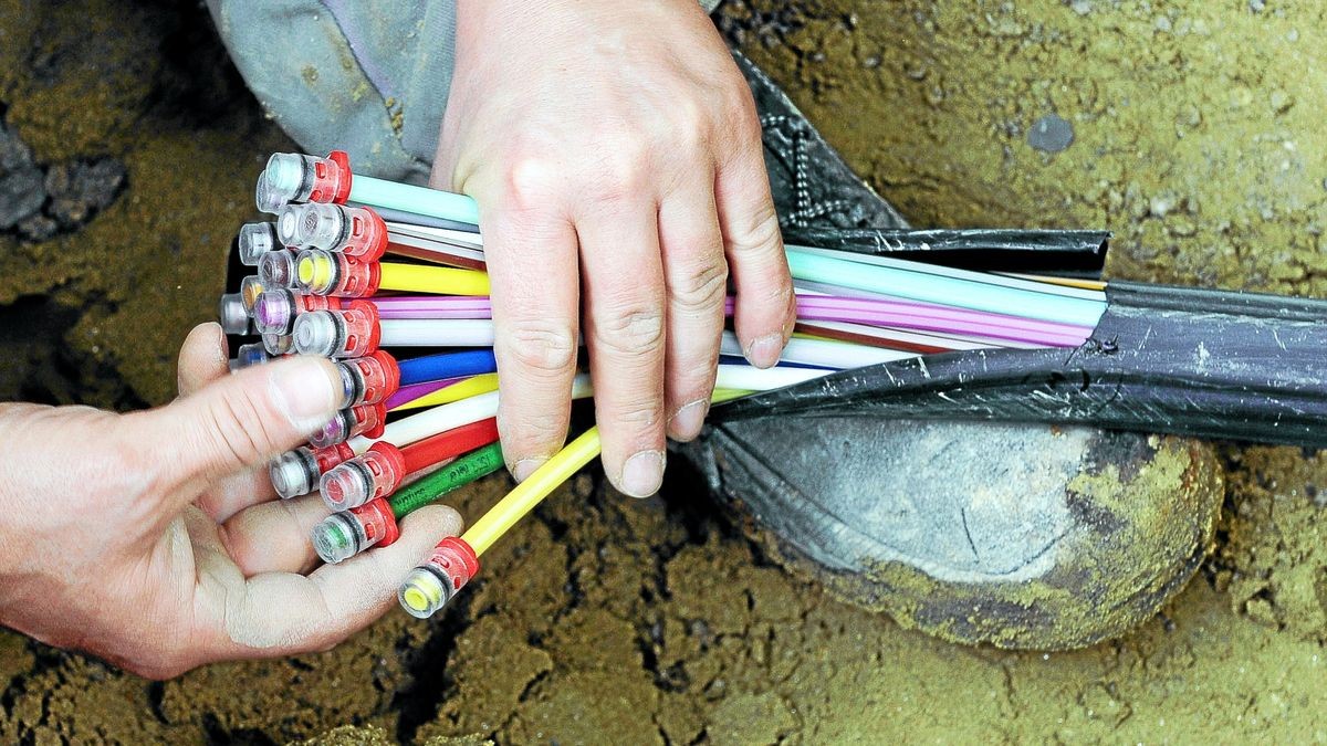 Ein Glasfaser-Kabel wird verbaut. Damit in Sondershausen auch Haushalte schnelles Internet bekommen, wird der Ausbau gefördert. Das Verfahren dafür übernimmt die Thüringer Glasfasergesellschaft für die Kreisstadt.