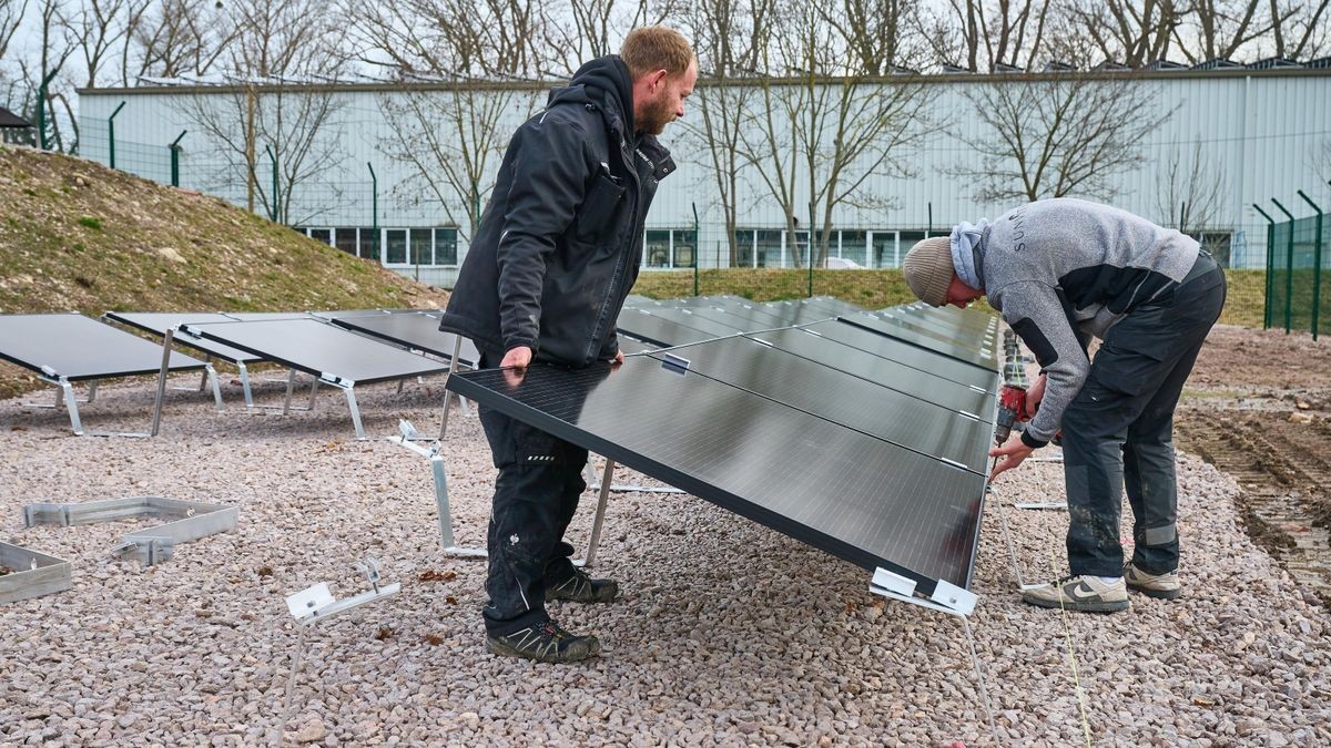 Steve Frank (links) und Len Spankowski von der Firma Sunvitec aus Nauendorf installieren die Solarmodule für die Photovoltaik-Anlage für Schloss Ehrenstein in Ohrdruf.