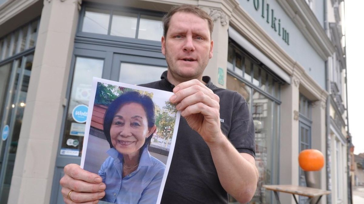 Jörn Wollschläger mit dem Foto seiner Schwiegermutter Jung Soun Lee.