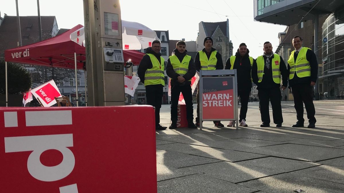 Seit 7 Uhr morgens steht auch auf dem Anger die Streikwache. Dazu gehören (v.l.n.r.) Dirk Stoß, Timo Haronske, Michael Ritze, Patrick Hauer, Robert Rösner und Alexander Niemann.