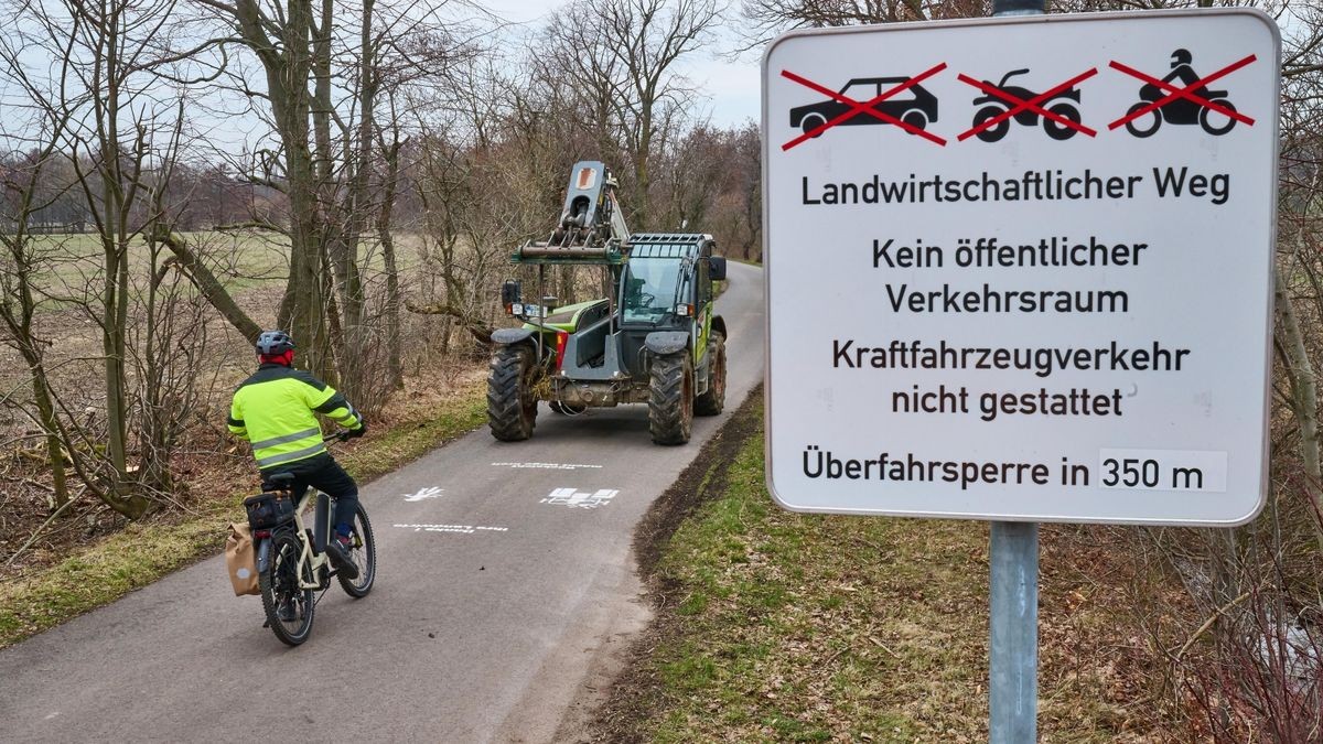 Stadt und Agrarbetrieb markieren landwirtschaftlichen Weg und weisen mit der Aktion 