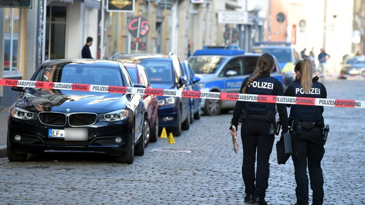 Die Polizei sichert den Tatort in der Schmidtstedter Straße.