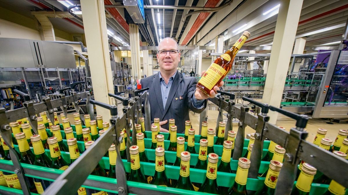 Nordbrand-Werksleiter Uwe Maurer kann sich über weitere Investitionen durch Rotkäppchen-Mumm in Nordhausen freuen.