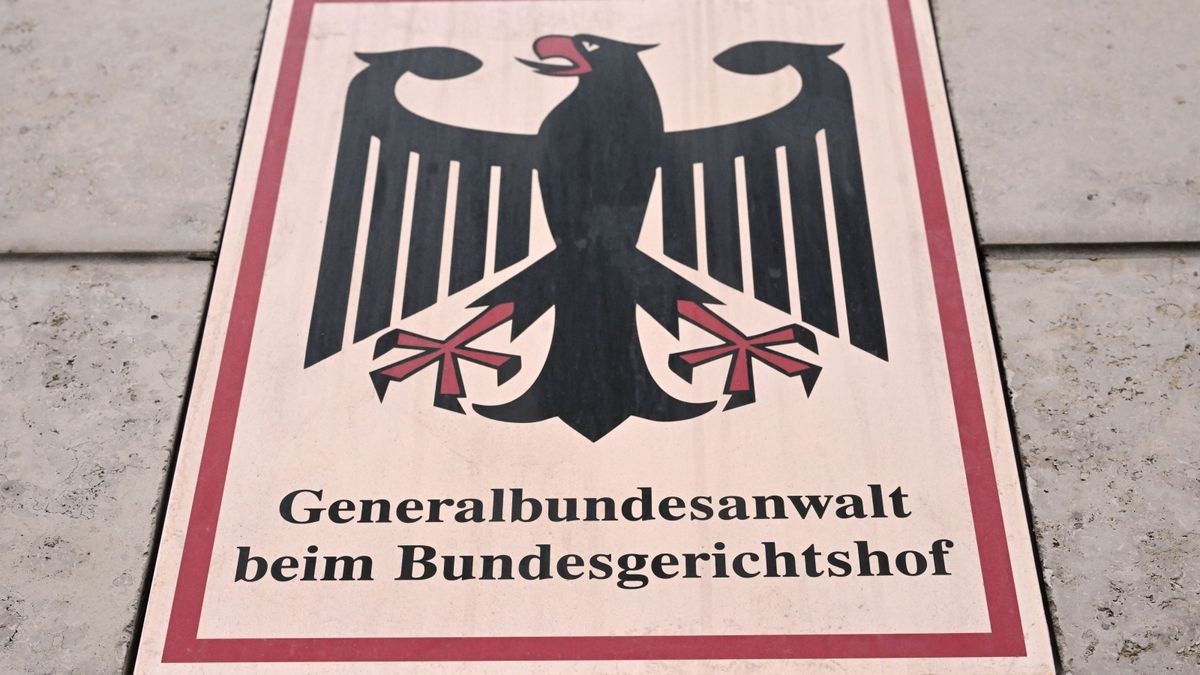 Der Generalbundesanwalt in Karlsruhe hat gegen Susann E. Anklage im NSU-Komplex erhoben. Der Ehefrau des bereits verurteilten André E. wird unter anderem die Unterstützung der rechtsextremen Terrororganisation NSU vorgeworfen.