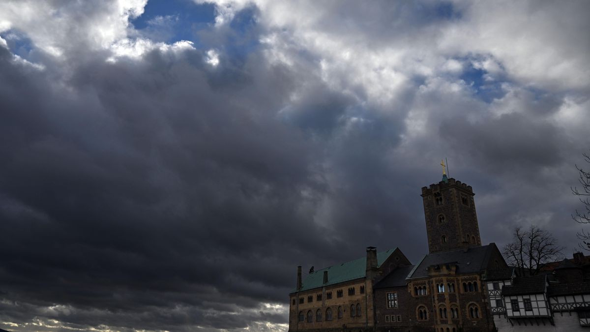 Der Winter in Thüringen (hier: dunkle Wolken über der Wartburg) war bislang nass und mild. (Symbolfoto)