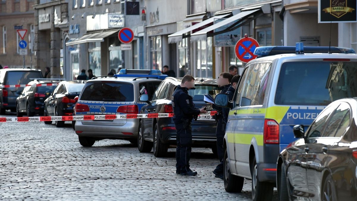 Mit einem Großaufgebot sicherte die Polizei am vergangenen Mittwoch, den 28. Februar, den Tatort in der Schmidtstedter Straße.