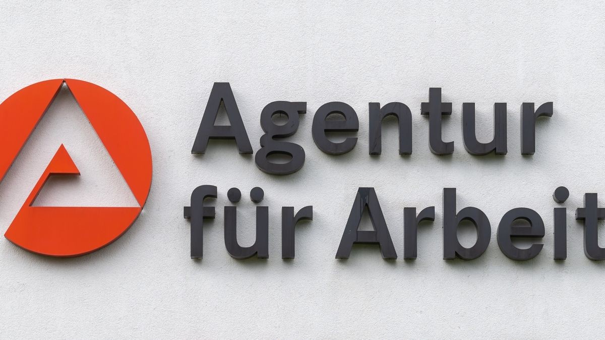 Das Logo der Agentur für Arbeit ist an einem Gebäude zu sehen. Die Zahl der Arbeitslosen ist in Thüringen im Februar leicht angestiegen (Symbolbild).