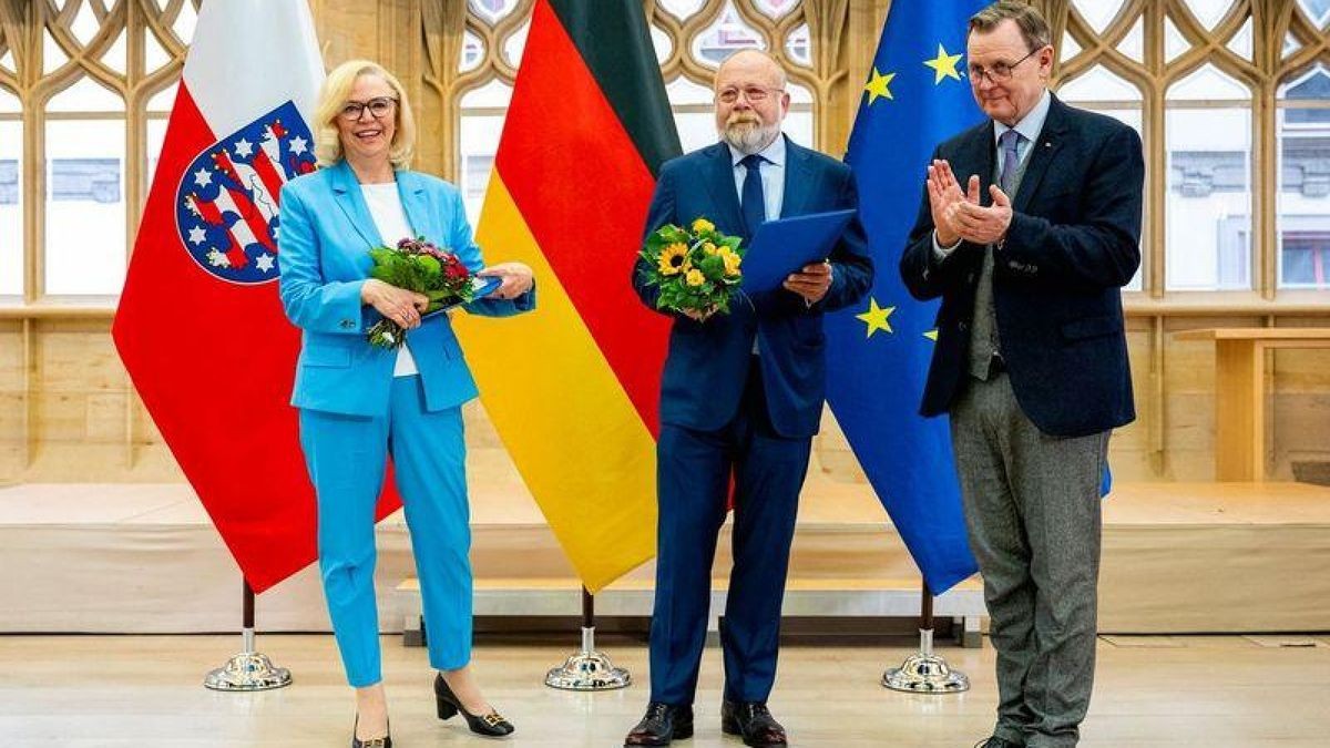 Annette Rommel und ihr Mann Karl Friedrich Rommel (M.) wurden vor wenigen Tagen von Ministerpräsident Bodo Ramelow (rechts) mit dem Thüringer Verdienstorden ausgezeichnet. 