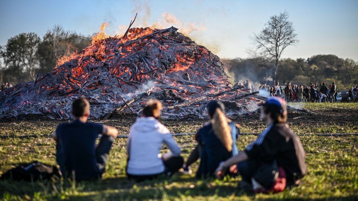 Das traditionelle Osterfeuer der Junggesellenschützen in Hünxe gehört zu den größten Feuern in Dinslaken und Umgebung.